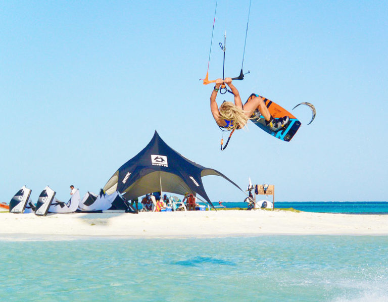 Practica deportes acuáticos en el Archipiélago Los Roques