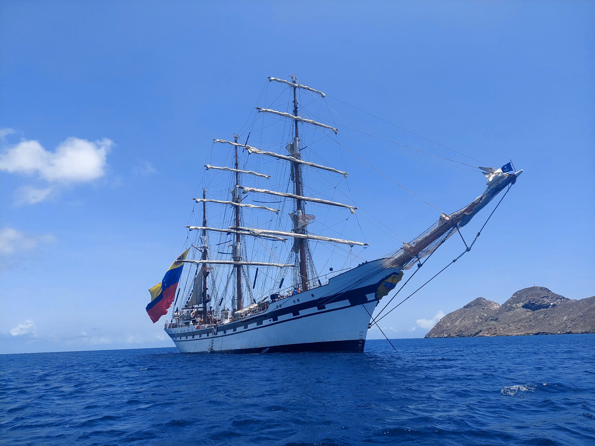 Un Legado de Excelencia Naval: Arribo del Buque Escuela Simón Bolívar (BE-11) al Parque Nacional Archipiélago Los Roques