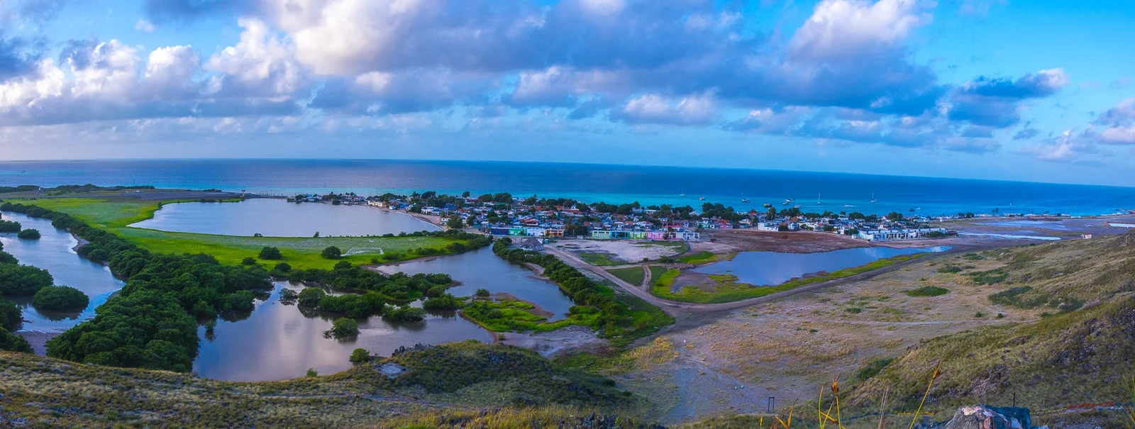 Descubre los encantos de Los Roques: Cultura, historia y belleza natural.