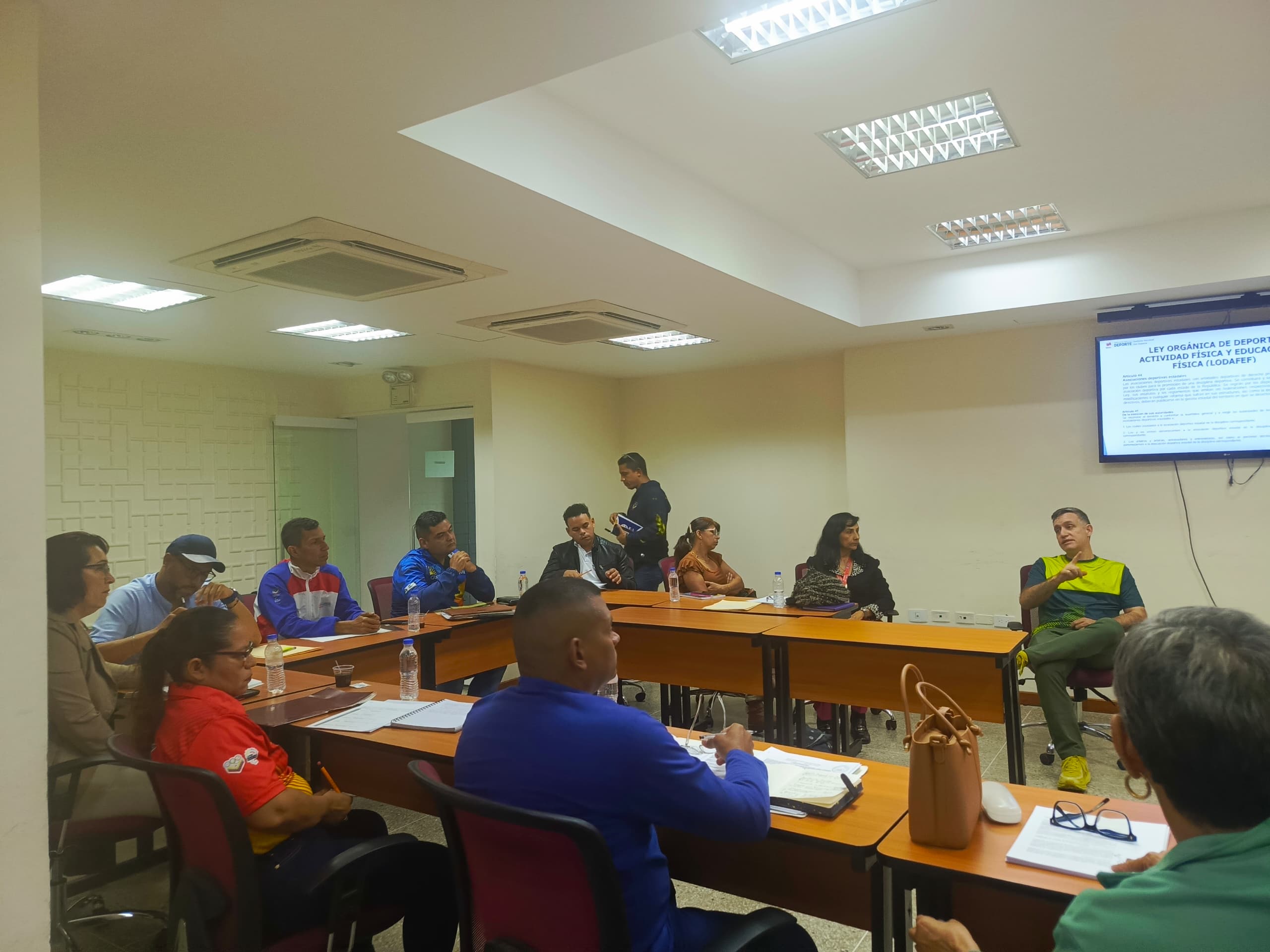 Encuentro institucional fortalece el cumplimiento de la Ley Orgánica de Deporte en el Territorio Insular Francisco de Miranda