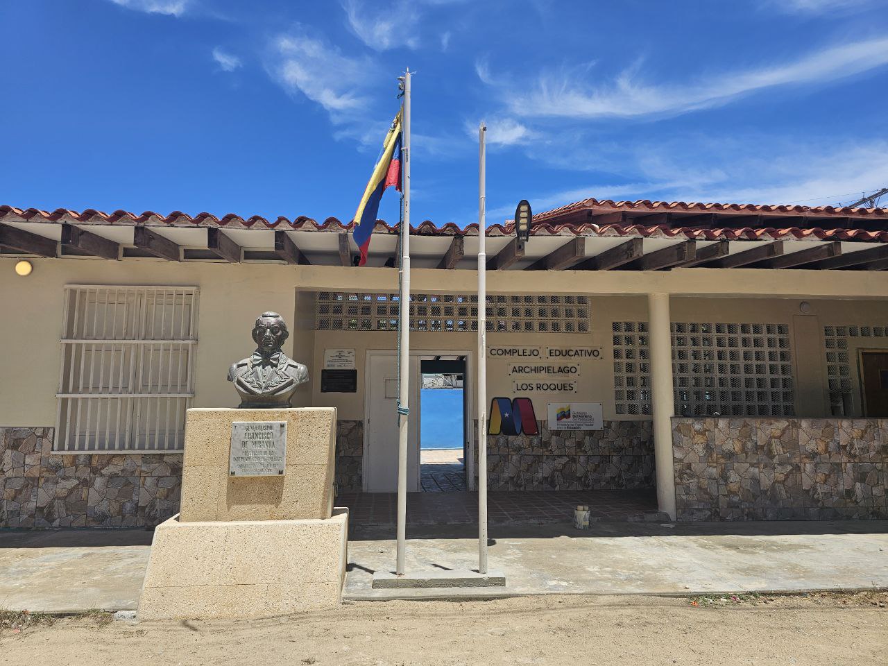 Consejo Comunal en acción: Rehabilitación de la Fachada y Puertas del Complejo Educativo Archipiélago Los Roques